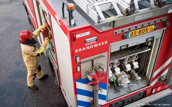 brandweer zoekt twee mensen in brandend pand