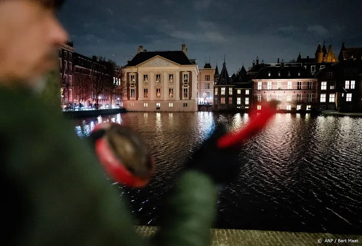 brandweer zoekt zonder succes naar demonstratiepan in hofvijver