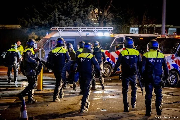 brandweerautos bekogeld en beschadigd bij rellen in den haag