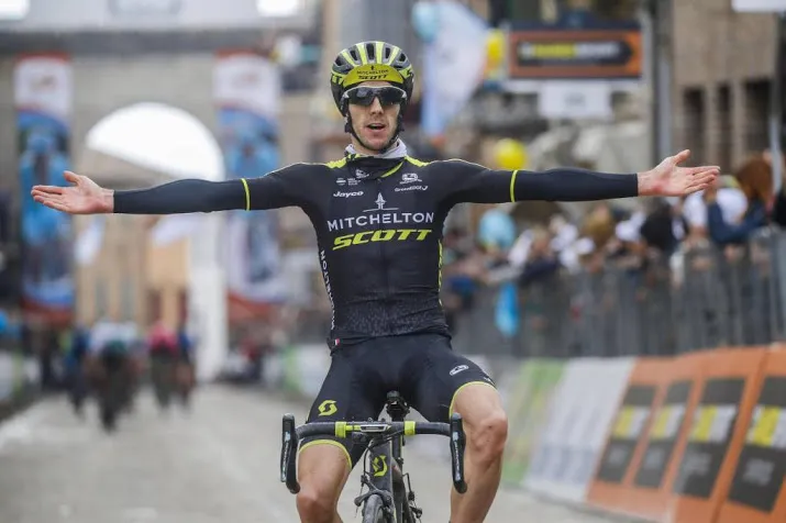 breukje in bekken wielrenner adam yates