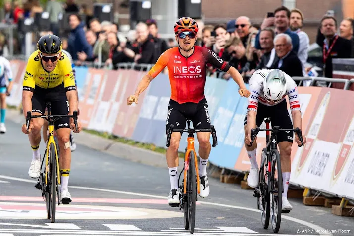 brit pidcock sprint naar winst in amstel gold race