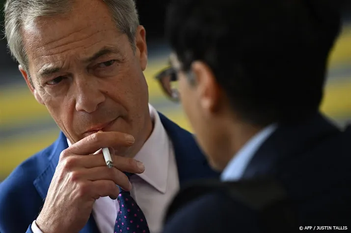 britse bank door het stof om behandeling brexitpoliticus farage