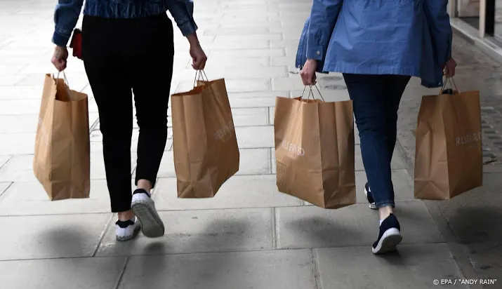 britse economie krabbelde in mei voorzichtig op van crisis