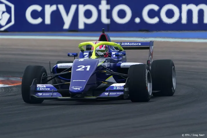britse hawkins eerste vrouw in 5 jaar die formule 1 auto test