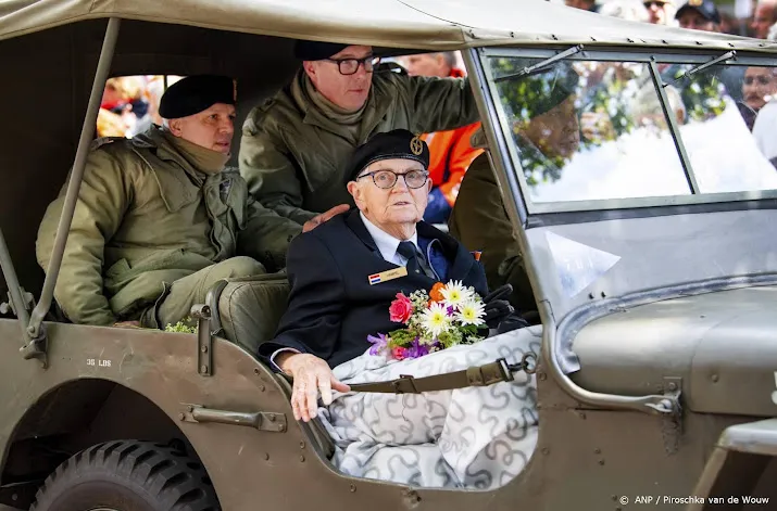 britse hoogbejaarde veteranen komen over voor bevrijdingsdefile