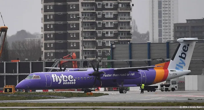 britse luchtvaartmaatschappij flybe annuleert al zijn vluchten