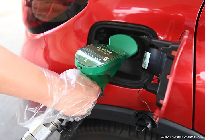 britse militairen bezorgen brandstof bij benzinestations