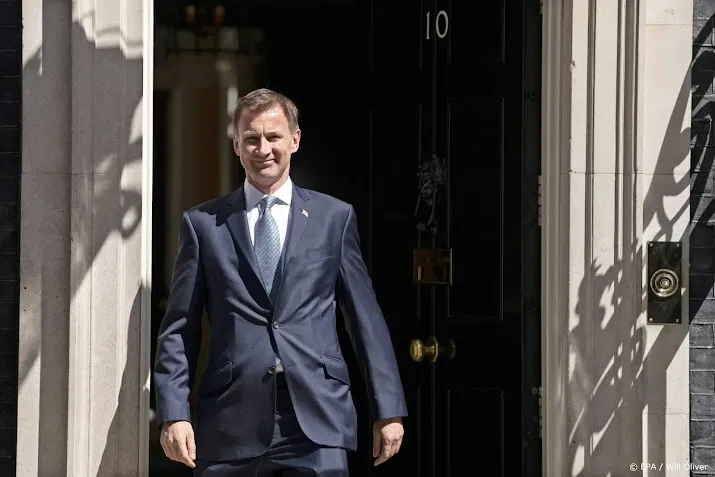 britse minister van financien draait belastingverlagingen terug