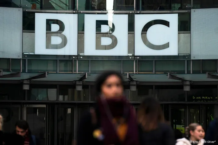 britse premier johnson dwingt bbc tot bezuinigen
