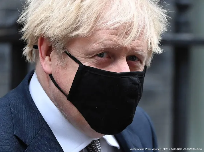 britse premier johnson geeft persconferentie over brexit
