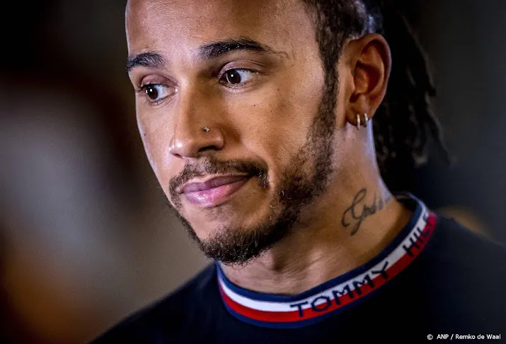 britse prins charles slaat hamilton tot ridder