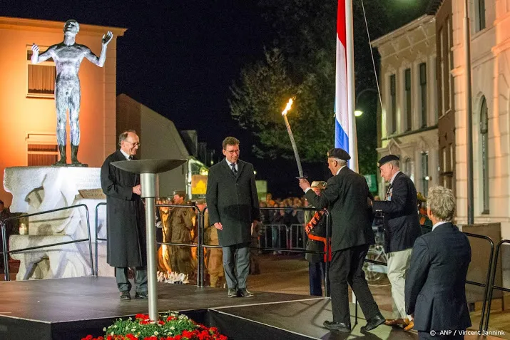 britse veteraan brengt bevrijdingsvuur