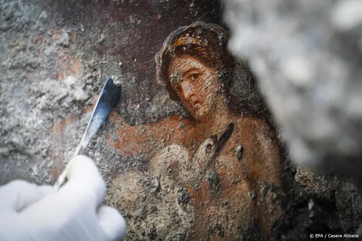 britse wrikt steentjes uit mozaiek pompei
