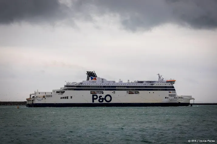 britten leggen nog een po veerboot over kanaal aan de ketting