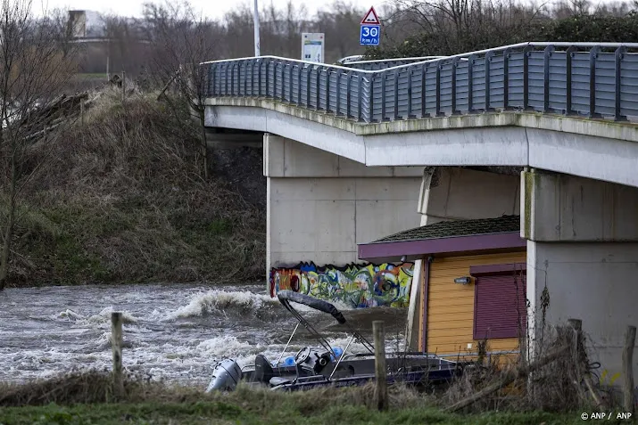 brug maastricht lijkt niet in te storten brandweer vertrekt