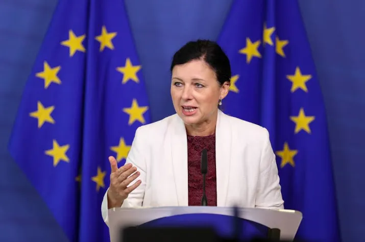 brussel dreigt facebook met sancties