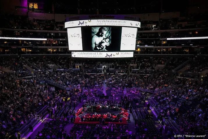 bryant herdacht in oude thuisbasis staples center