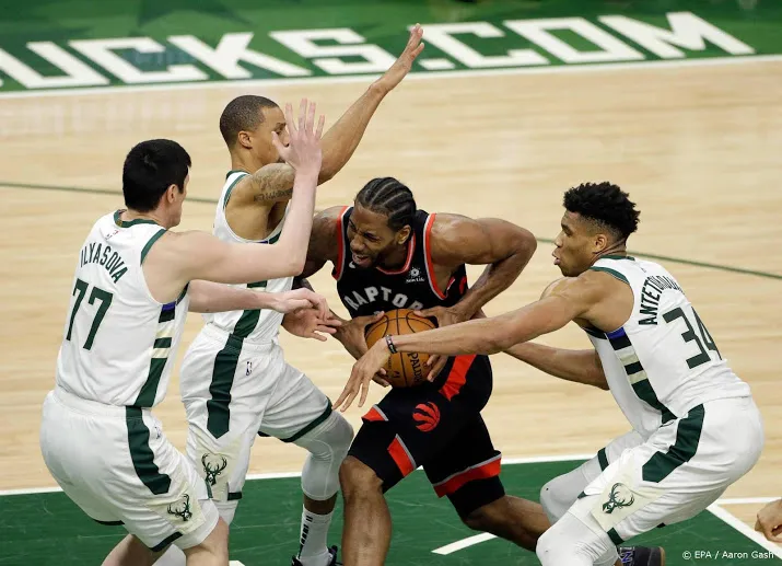bucks winnen eerste duel met raptors