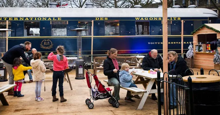 buffel rijdt spoorwegmuseum binnen