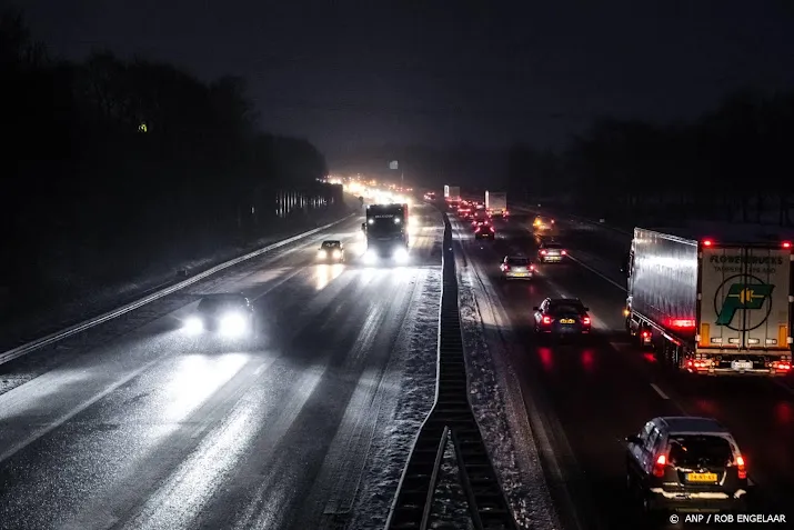 buien met regen en sneeuw trekken over waarschuwing gladheid