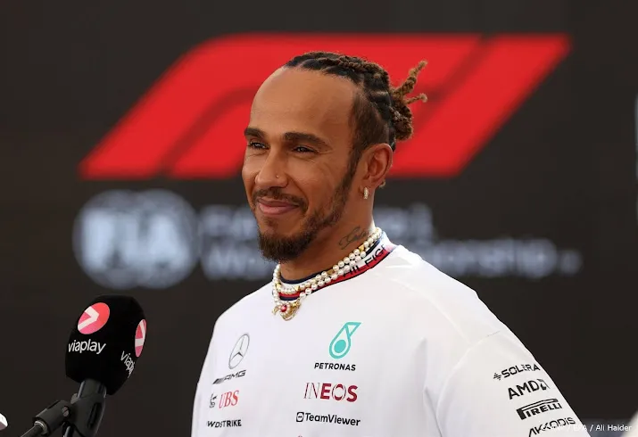 buitenlandse media hamilton opvolger sainz bij ferrari