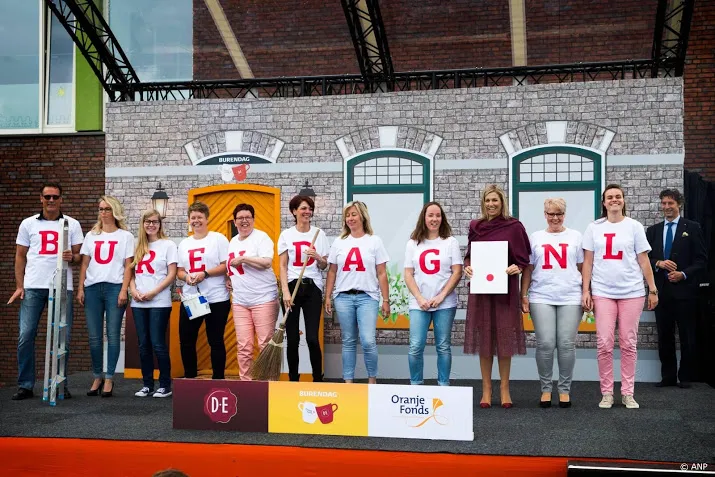 buren zijn weer gezellig samen op burendag
