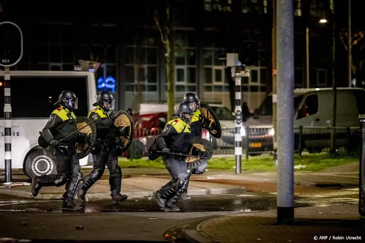 burgemeester geweld relschoppers tegen politie afschuwelijk