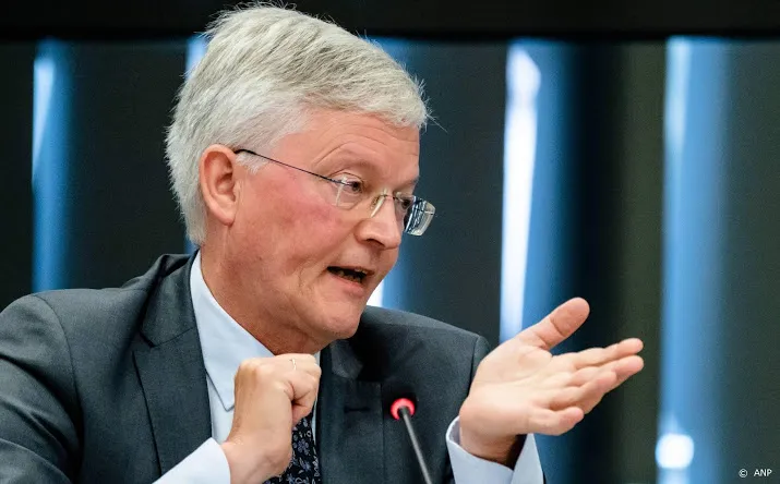 burgemeester staat achter kijken willem ii wedstrijd op plein