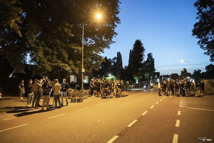 burgemeester verbiedt samenscholingen bij harskamp