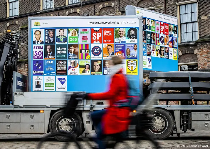 burgemeesters hekelen bekladden verkiezingsposters