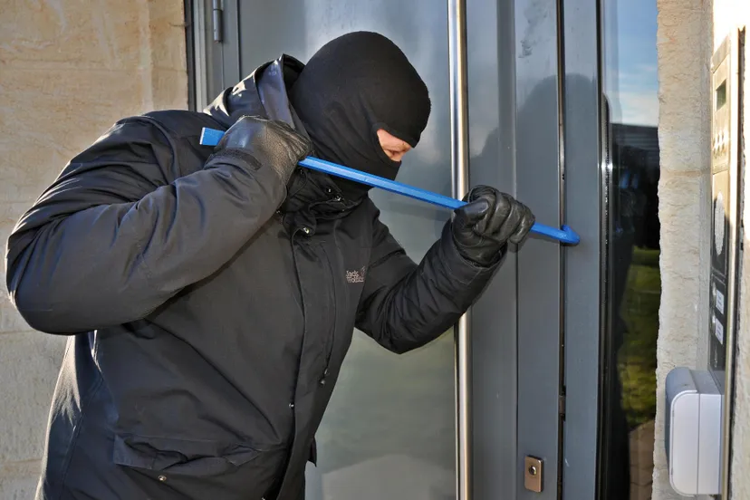 burglar g0784198e4 1920