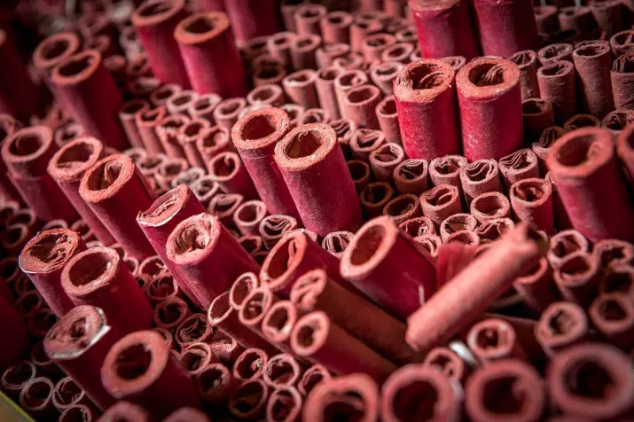 busje leidt naar 2600 kilo illegaal vuurwerk