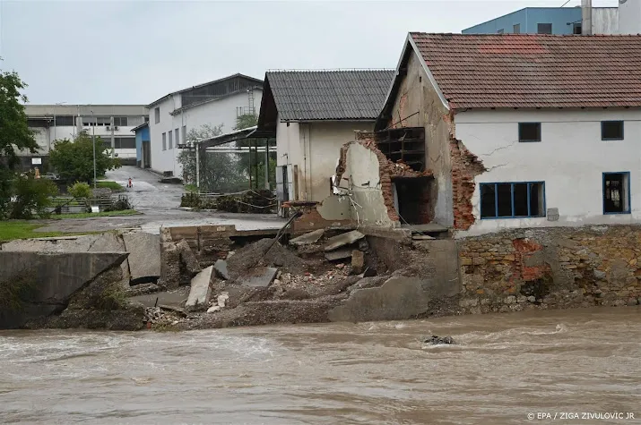 bussen die nederlanders ophalen na noodweer slovenie aangekomen