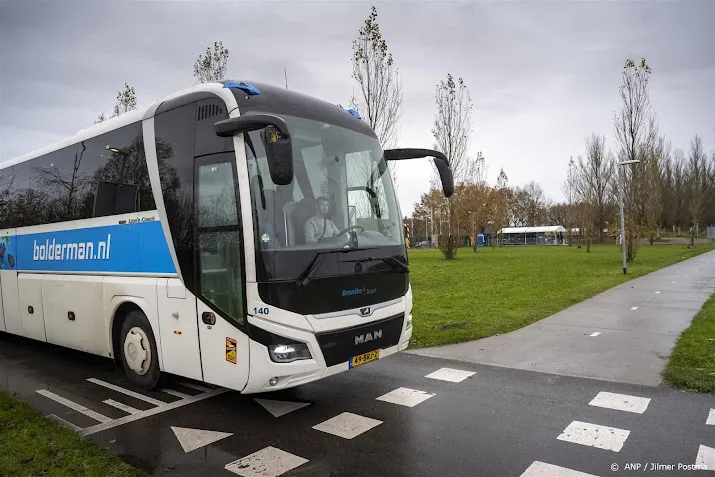 bussen met asielzoekers vertrokken vanuit ter apel naar den haag