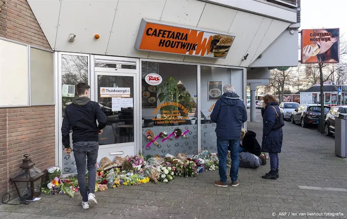 buurt loopt stille tocht voor doodgestoken snackbareigenaar