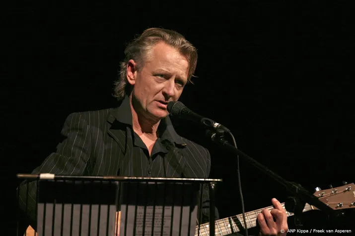 cabaretier en liedjesschrijver jeroen van merwijk 65 overleden