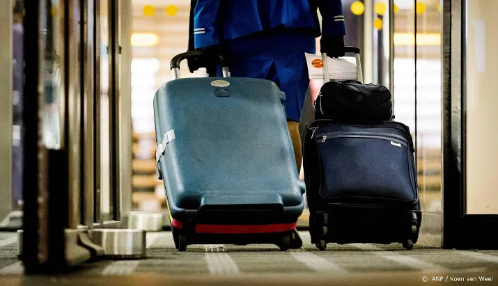 cabinebond draait klm duimschroeven aan