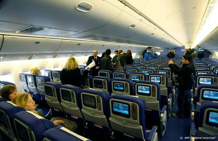 cabinepersoneel klm wil 15 meterregel op vluchten