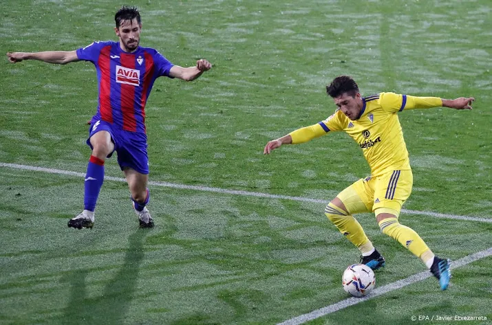cadiz naast koploper real sociedad na vierde zege
