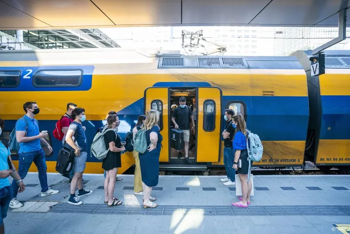 campagne branchevereniging om mensen weer in ov te krijgen