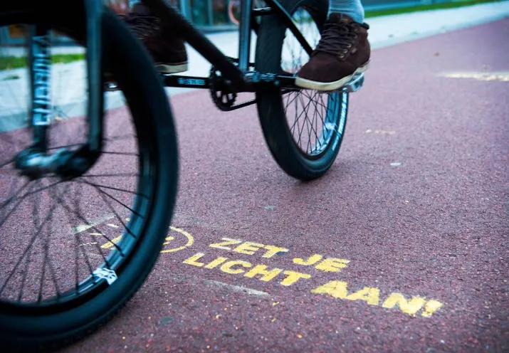 campagne wijst fietser op goede verlichting