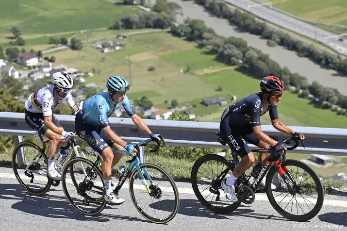 carapaz fietst van der poel uit leiderstrui in zwitserland