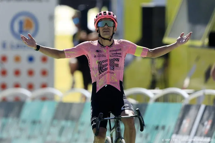 carapaz wint na aanval in slotfase 17e etappe tour de france