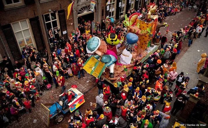 carnaval onstuimig kletsnat en kans op storm