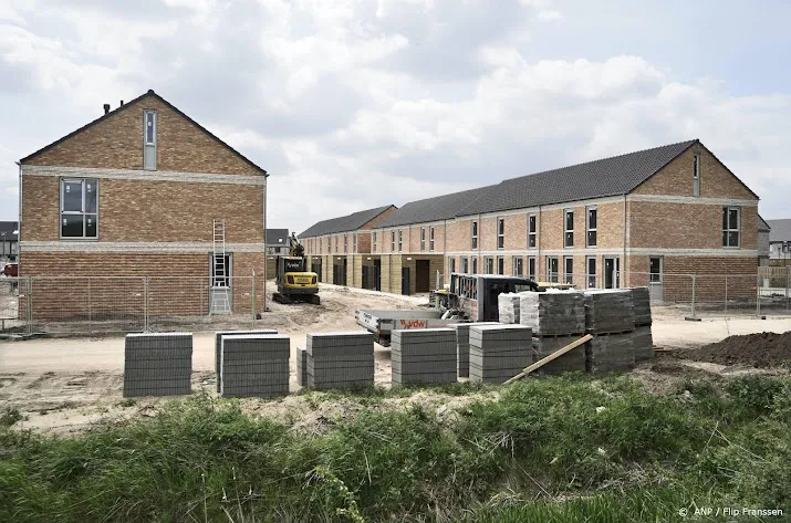 cbs afgifte vergunningen woningbouw stevig gedaald