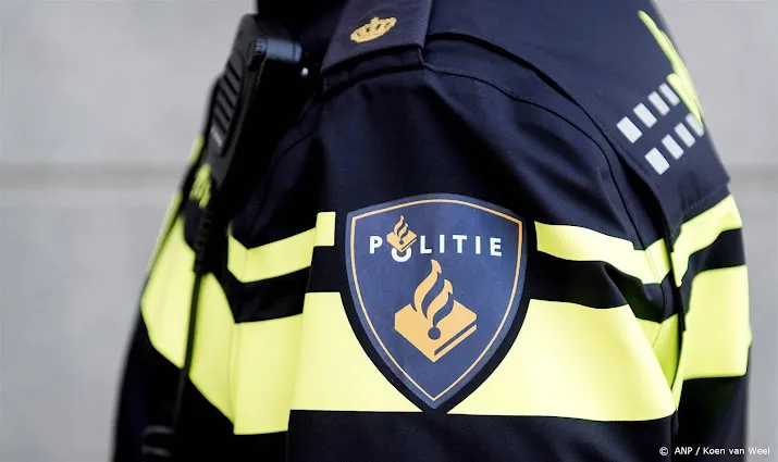 cel dreigt voor amsterdamse agent die ambtsgeheim schond