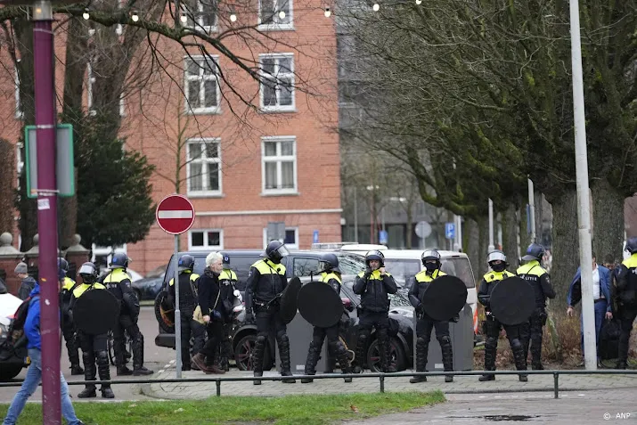 cel en taakstraf tegen ex militair voor trap in kruis politieman
