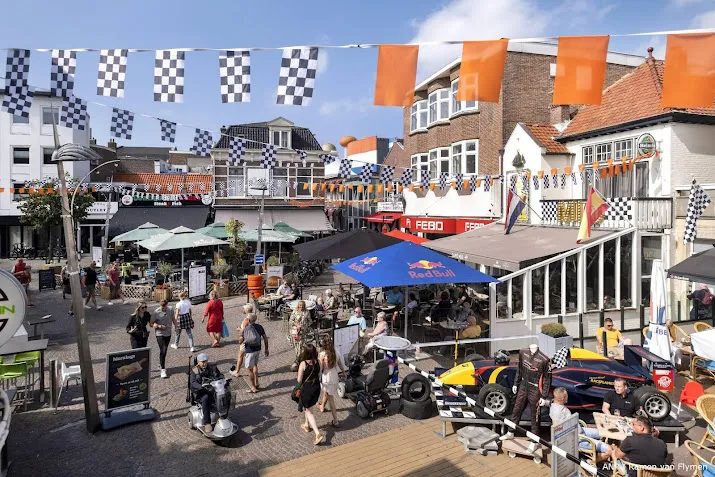 centrum zandvoort nog rustig maar bezoekers genieten van sfeer
