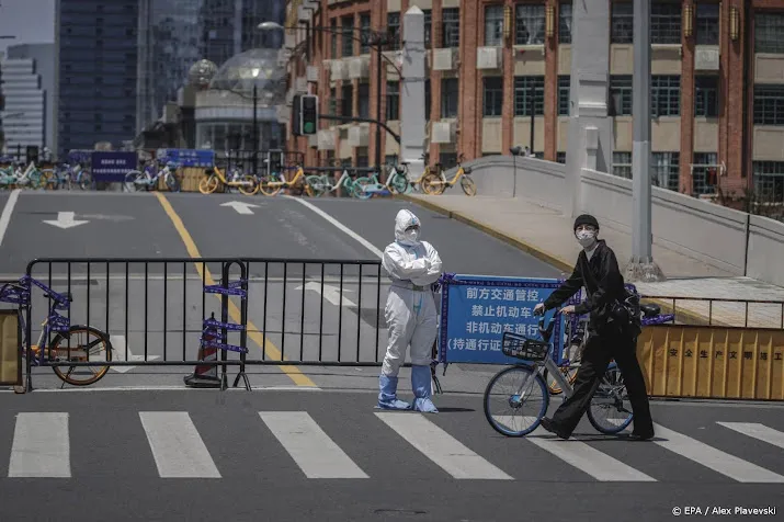 china zinspeelt op strengere reisbeperkingen