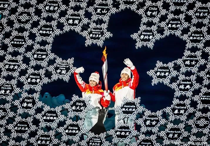 chinese atleten ontsteken olympische vlam in vogelnest in beijing